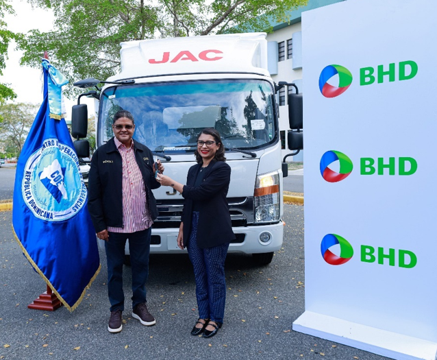 Banco BHD hace donativos al COE en equipos para ayudar salvar vidas